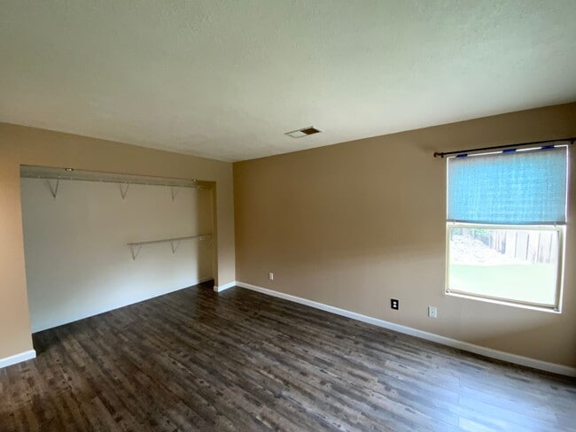 Building Photo - 2 Bedroom Single Story Home Available Near...