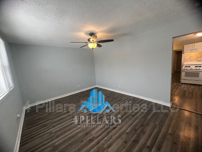 Building Photo - 1311 E Columbus Dr