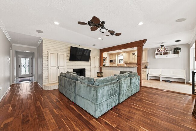 Building Photo - 805 Camelot Ln