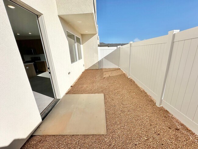 Building Photo - PET FRIENDLY!! HURRICANE TOWNHOME!