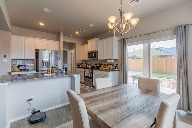 Building Photo - Beautiful 3 Bedroom/2 Bath Home