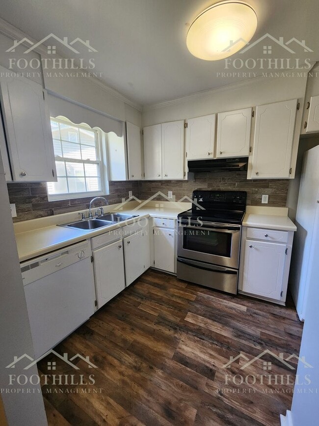 Building Photo - 613 N Pointe Creek