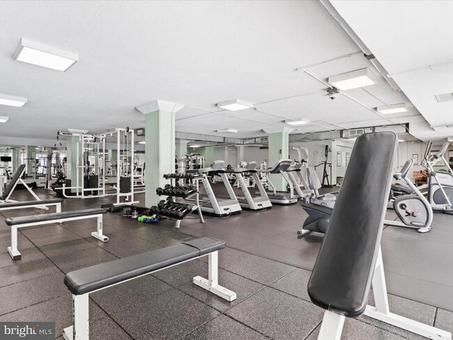 Building Photo - 4600 S Four Mile Run Dr