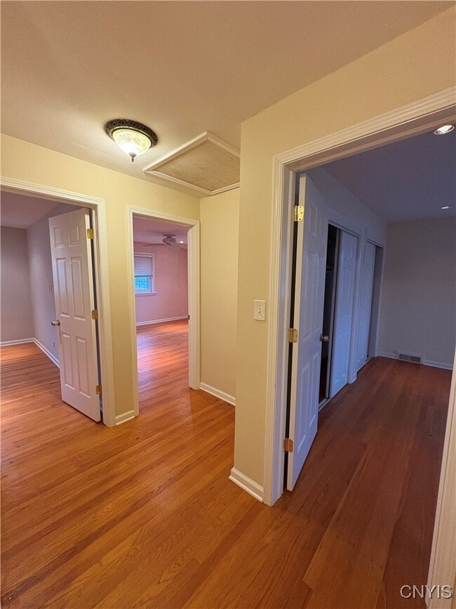 Building Photo - 215 Locksley Rd