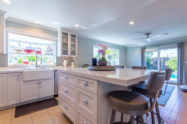 Building Photo - 10 - 22 Month FURNISHED Lease: Bring Indoor/Outdoor Living HOME with this 3bd+/2.5ba plus Pool & ...