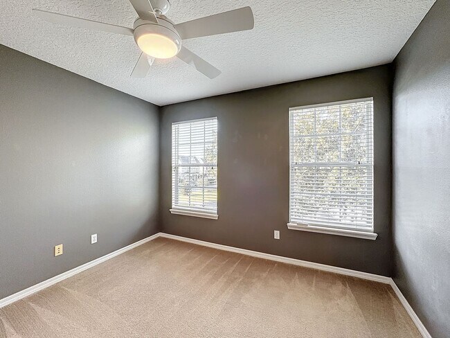 Building Photo - Stunning 5-Bedroom Home in North Village o...