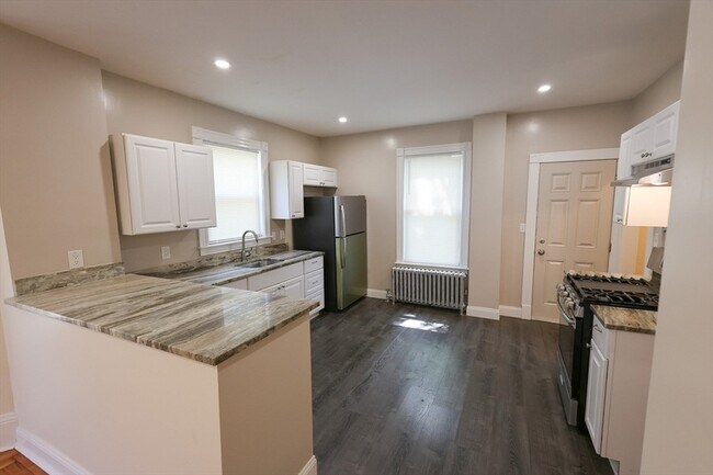 Building Photo - 32 Robinson St