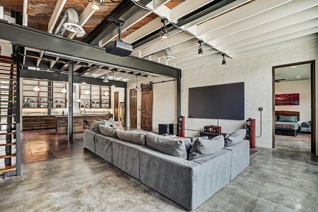 Building Photo - 808 Coronado St