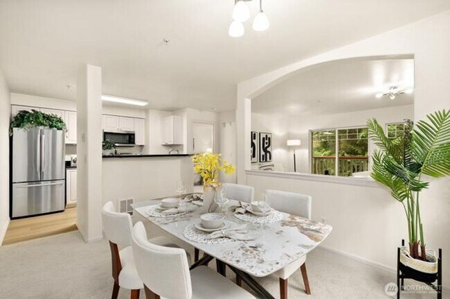 Building Photo - Beautiful 3 Bedroom 2 Bath Condo Newport Way Issaquah