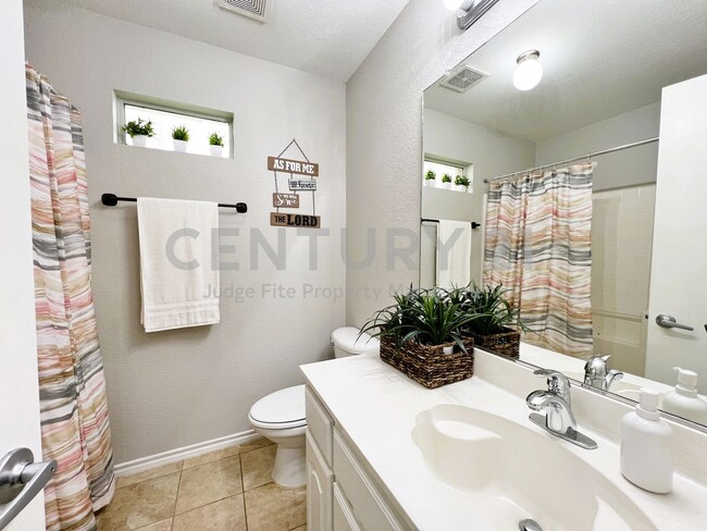 Building Photo - Well Maintained 4/2/2 Nestled on Cul-De-Sa...