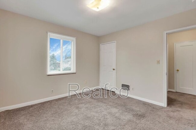 Building Photo - 404 S Chase Ave