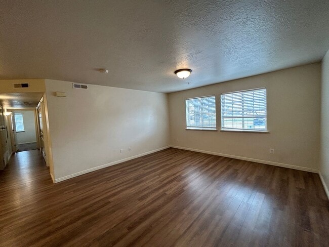 Building Photo - 3 Bedroom 2.5 Bathroom Condo-Pool-Clubhous...