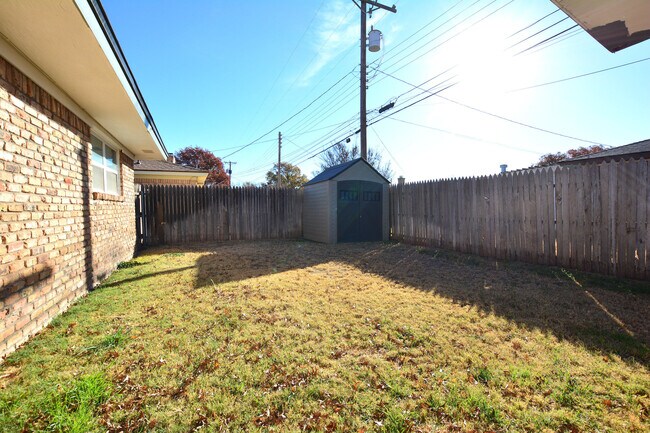 Building Photo - 815 7th St