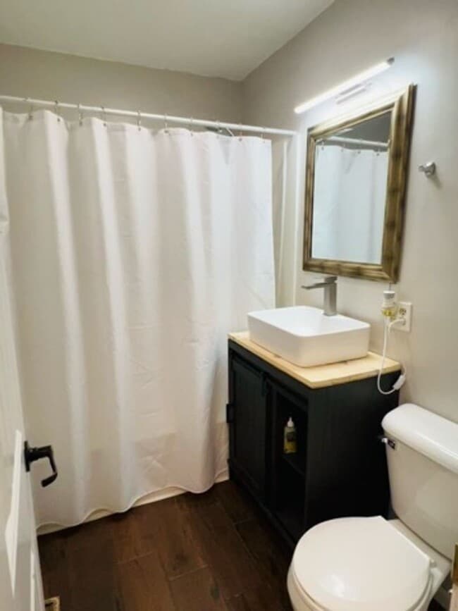 Building Photo - Charming 3 Bedroom Home