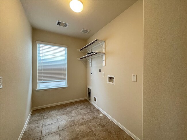 Building Photo - 7139 Pavilion Dr
