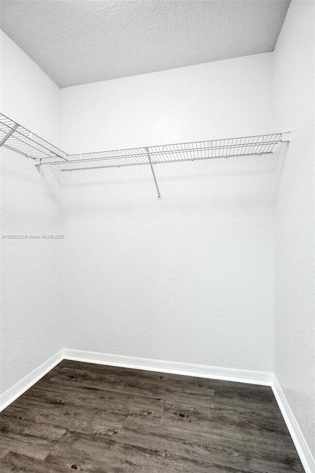 Building Photo - 6305 Willoughby Cir