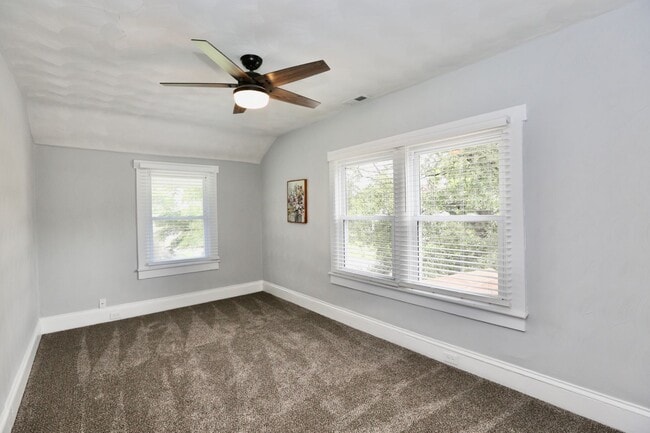 Building Photo - Updated & Ready 09-19-25! Pet Friendly - F...