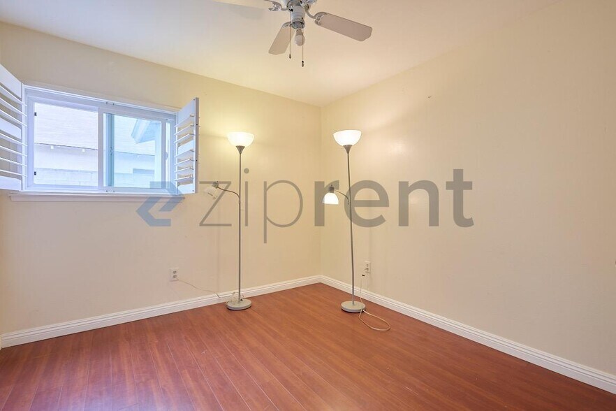 Building Photo - Unit