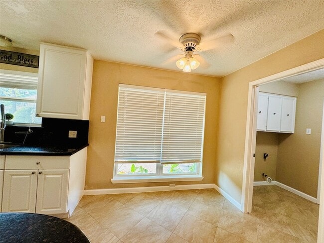 Building Photo - 28922 Savannah Dr