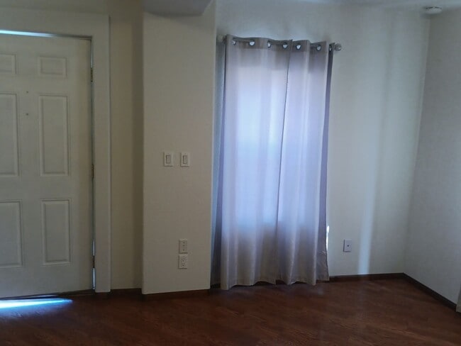 Building Photo - 2-bedroom, 1-bathroom home located in the vibrant city of Albuquerque
