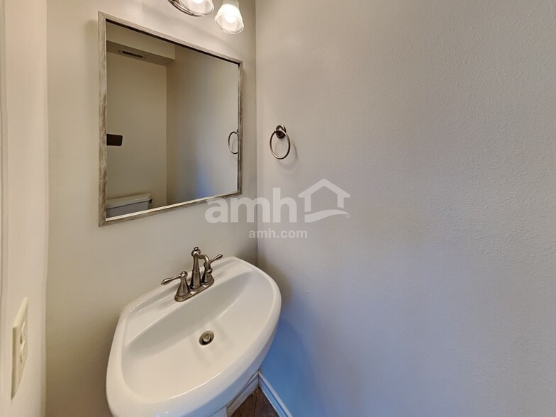 Building Photo - 1323 Laura Hills Ln