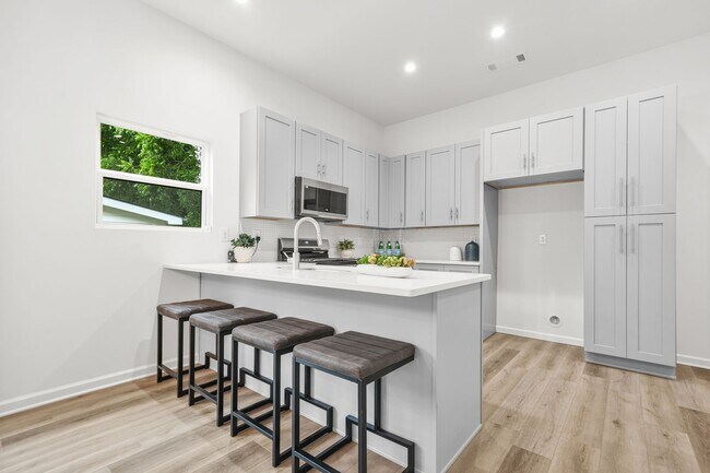 Building Photo - 1223 Oakland Dr SW