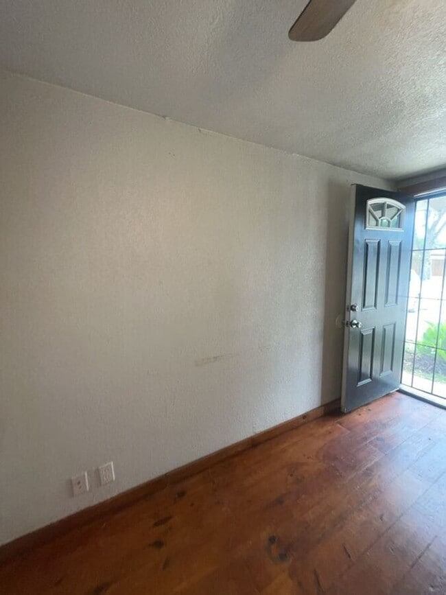 Building Photo - 1705 Chris Craft Dr