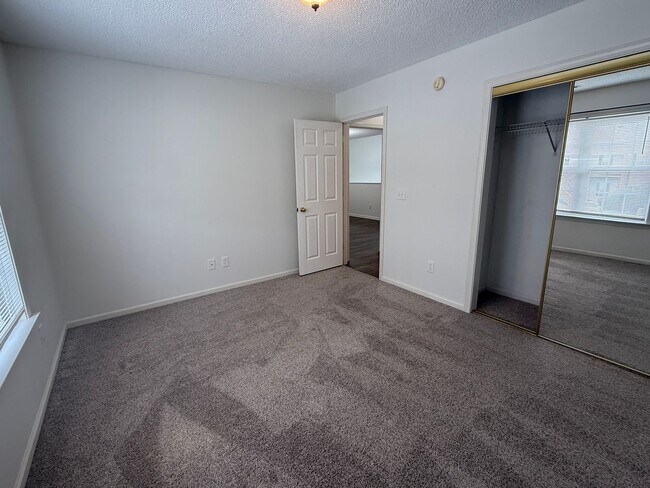 Building Photo - RENT SPECIAL! Updated Holten Place, top fl...