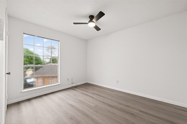 Building Photo - 7523 La Pl Dr