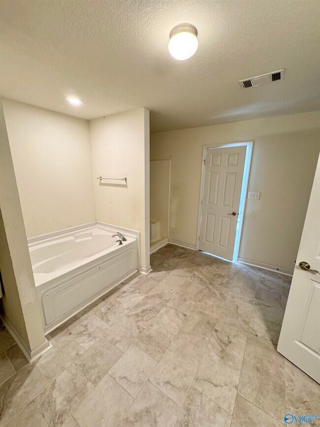 Building Photo - 207 Millbury Ct