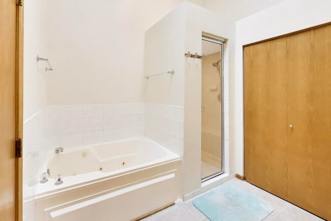 Building Photo - 943 W Essex Pl