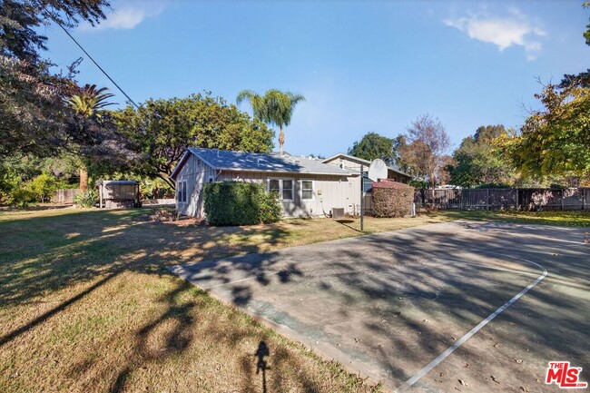 Building Photo - 914 El Paseo Rd