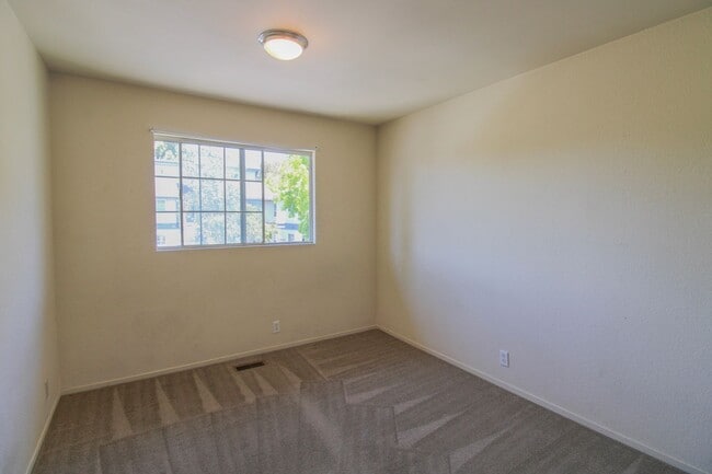 Building Photo - 2 Bedroom, 2 Bathroom + Loft - Top Floor Condo in Parkwood Village