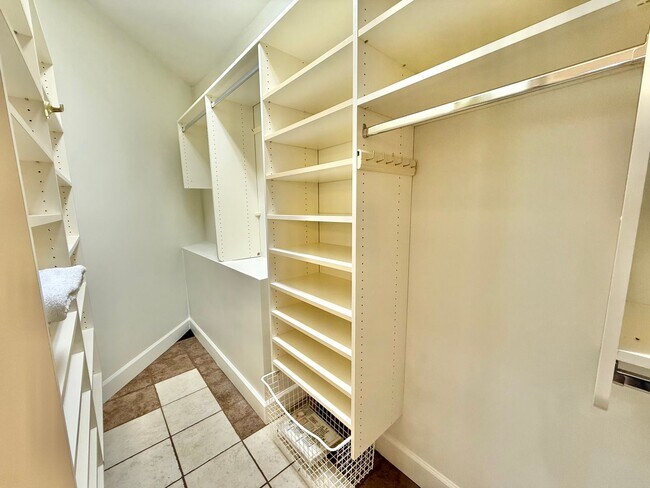 Building Photo - 309 Bullrun Valley Dr