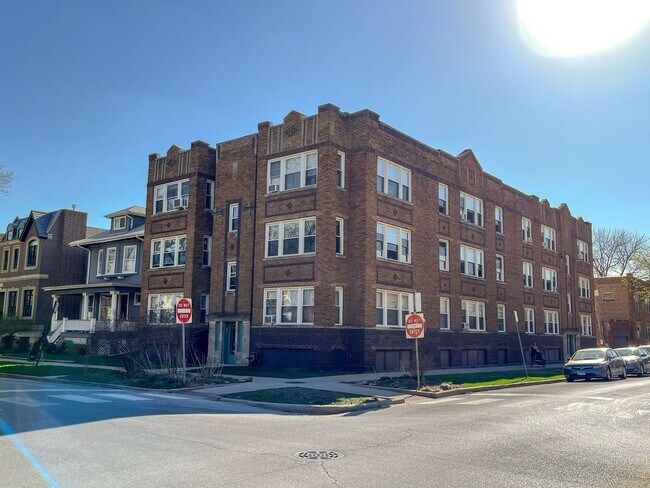 Building Photo - North Center / St. Bens - 2 Bed / 1 Bath - Heat Included