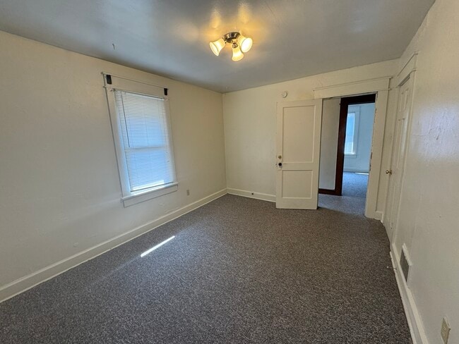 Building Photo - 501 E 1st St