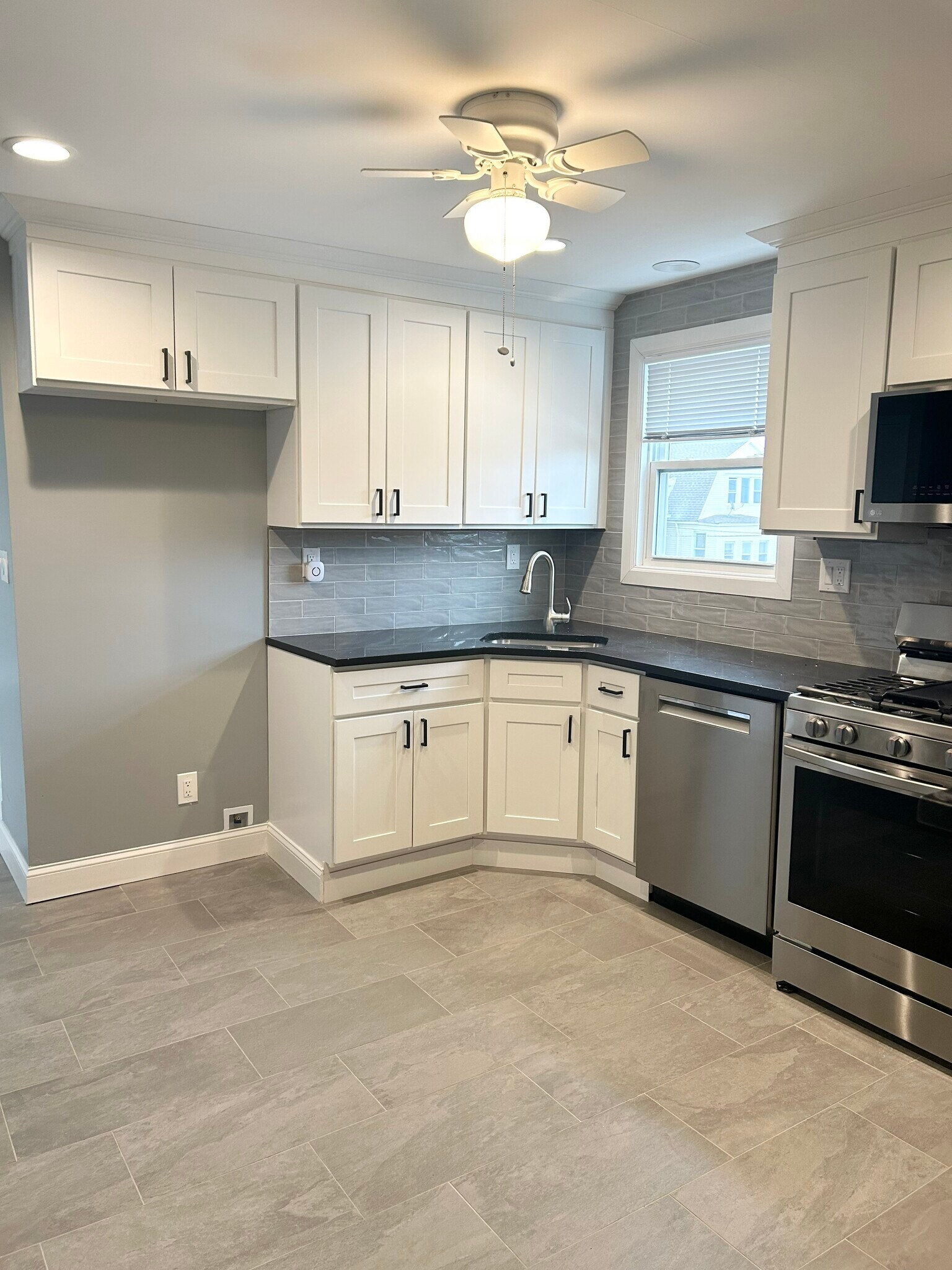 Kitchen - 10 Devon Ter