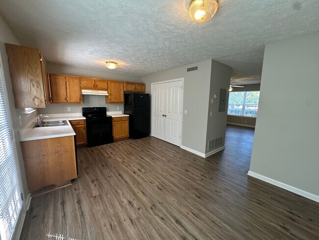 Building Photo - 2442 Willowbrook Dr