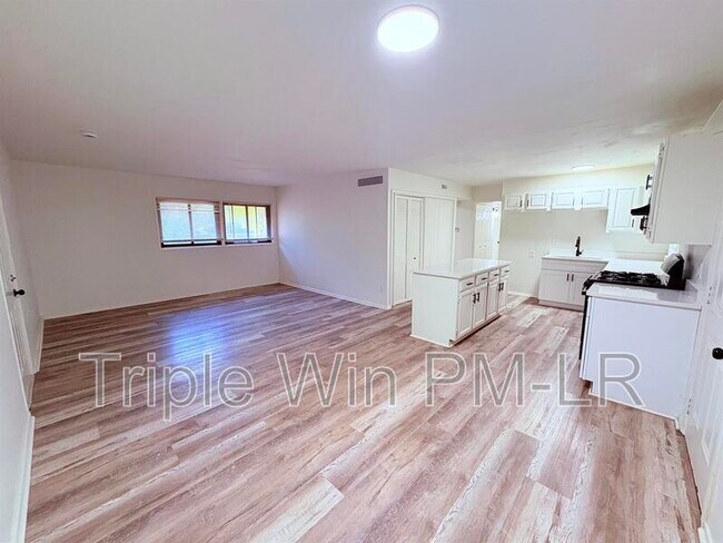 Building Photo - 76 S Meadowcliff Dr
