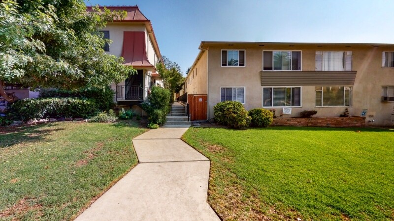 Building Photo - 2130 N Beachwood Dr