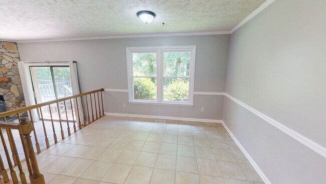Building Photo - Charming 3 bedroom / 2 bathroom home with large fenced backyard near shopping & Fort Bragg!