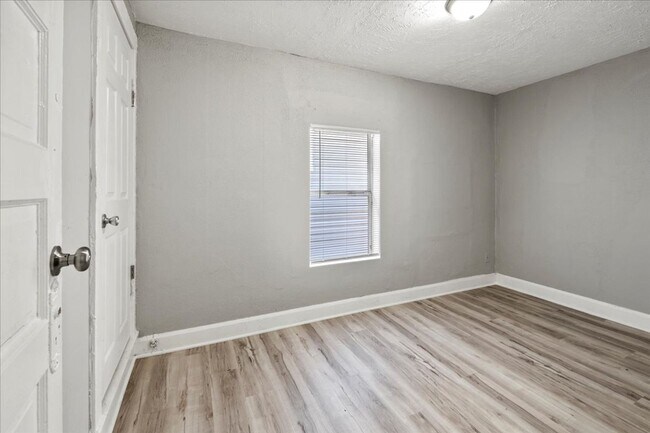 Building Photo - 1130 N Rural St