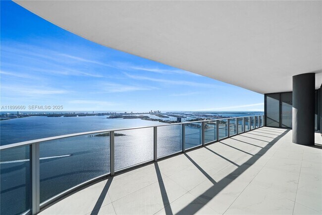 Building Photo - 700 NE 24th St