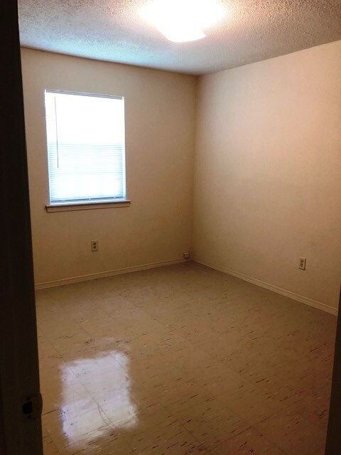 Building Photo - 1201 W 1st St