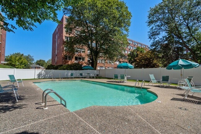 Building Photo - 20 Hammond Pond Pkwy
