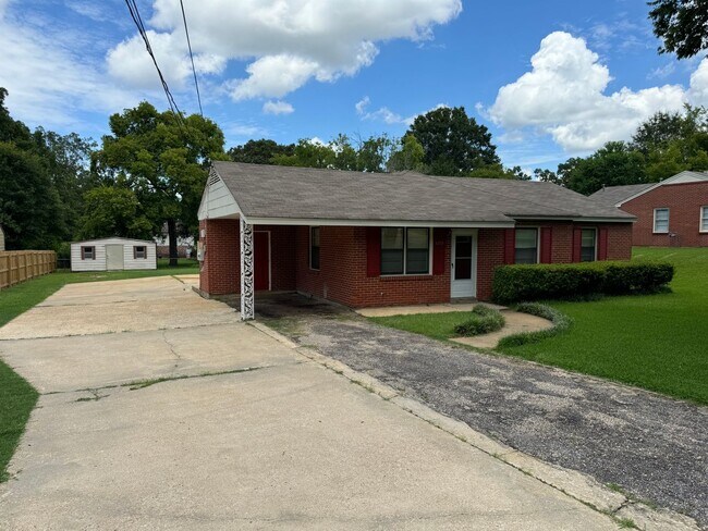 Building Photo - 3-Bedroom Classic Ranch