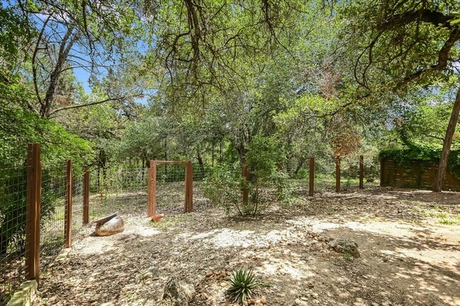 Building Photo - Lovely Hillside Condo on 2222