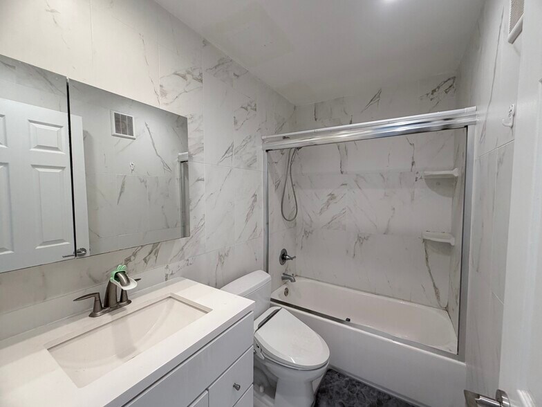 Building Photo - 3525 Lebon Dr