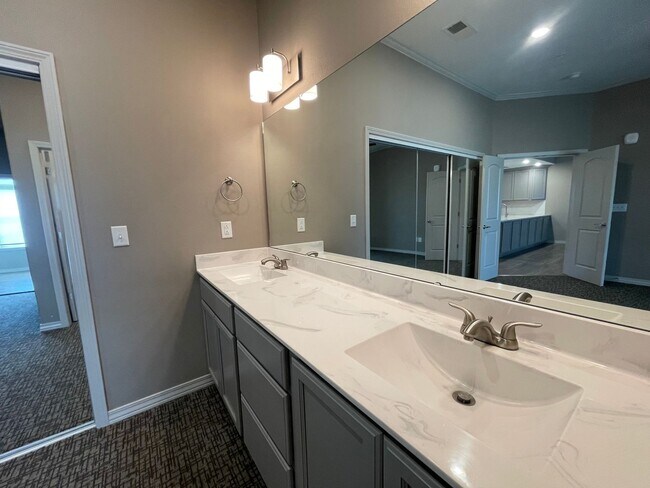 Building Photo - Luxury Lakeview 2 bedroom 2 bath Apartment...