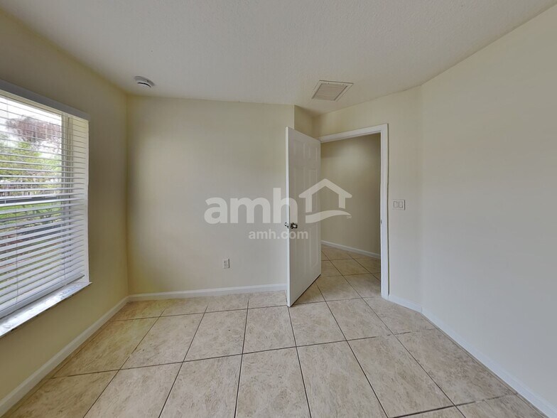 Building Photo - 1009 SW Alcantarra Blvd